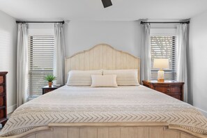 3 habitaciones, escritorio y tabla de planchar con plancha 