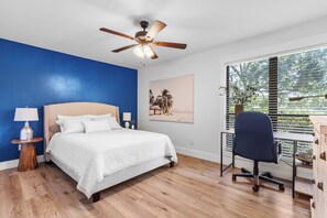 3 quartos, escrivaninha, ferros/tábuas de passar roupa, berço de viagem