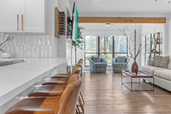 TV connectée, cheminée, livres