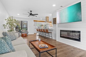 TV connectée, cheminée, livres