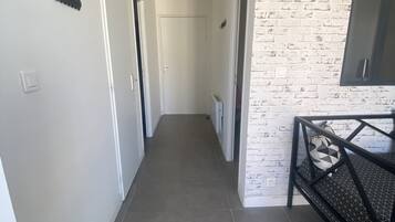 1 slaapkamer, een strijkplank/strijkijzer, reisbedje, gratis wifi