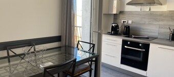 Superbe Appartement Climatisé Centre Ville Avec Grand Balcon