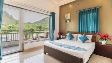 6 bedrooms, iron/ironing board, WiFi, bed sheets