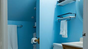 Secador de cabelo, toalhas de banho, sabonete, shampoo