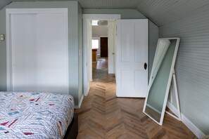 1 habitación, escritorio, tabla de planchar con plancha y wifi 