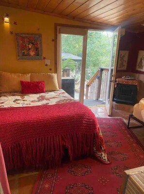 2 bedrooms, free WiFi, bed sheets - Relaxing views, next door to the trail. Views, Sauna, jacuzzi, pool & donkeys. (Oak View)