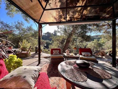テラス / パティオ. Relaxing views, next door to the trail. Views, Sauna, jacuzzi, pool & donkeys.