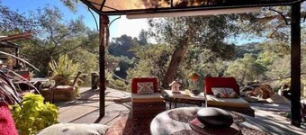 Relaxing views, next door to the trail. Views, Sauna, jacuzzi, pool & donkeys.