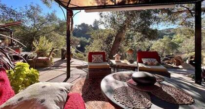 Relaxing views, next door to the trail. Views, Sauna, jacuzzi, pool & donkeys.