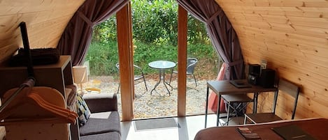 GLAMPING POD 7 | Desk, laptop workspace, iron/ironing board, free WiFi