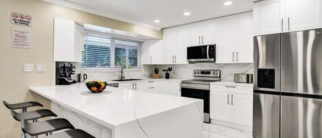 Refrigerador, microondas, horno y parrilla de estufa