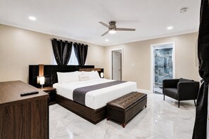 5 Schlafzimmer, Schreibtisch, Bügeleisen/Bügelbrett, Reisekinderbett