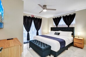 5 Schlafzimmer, Schreibtisch, Bügeleisen/Bügelbrett, Reisekinderbett