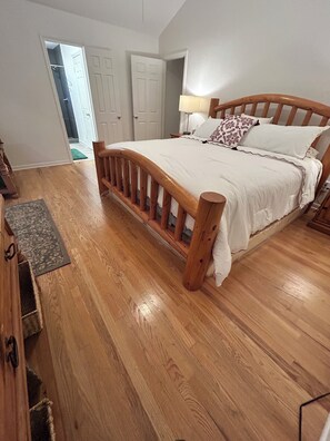 3 bedrooms, desk, free WiFi, bed sheets - Just Outside of Austin...Quiet, Serene 3 bedroom+ with Pool & Pond (Austin)