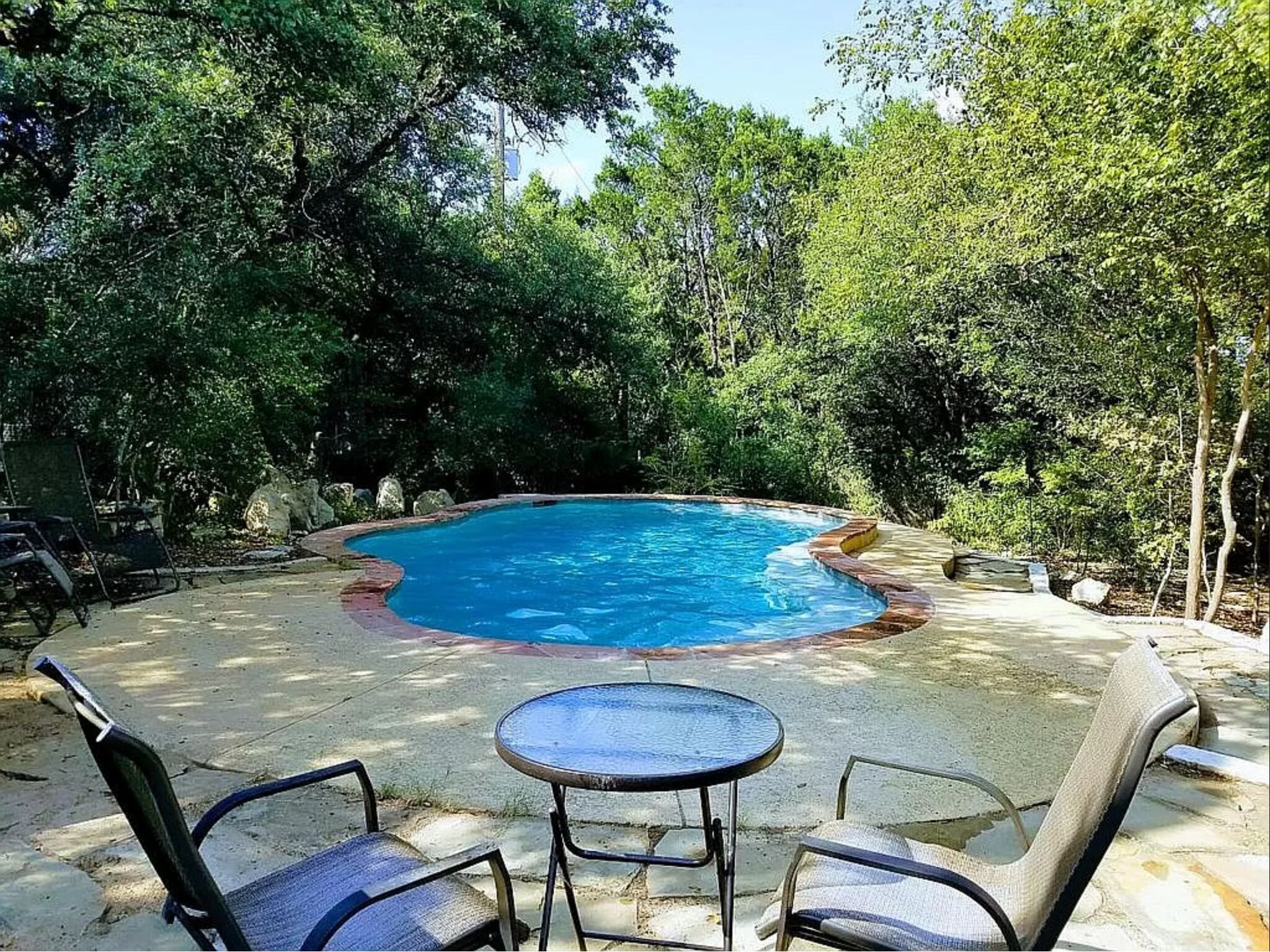 Una piscina al aire libre