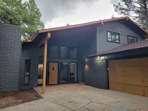 Exterior - Beautiful remodeled 3 bed 2.5 bath cabin with a huge deck backing to the forest! (Flagstaff)
