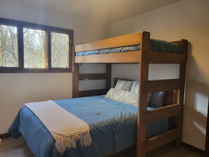 3 bedrooms, desk, iron/ironing board, travel cot - Beautiful remodeled 3 bed 2.5 bath cabin with a huge deck backing to the forest! (Flagstaff)
