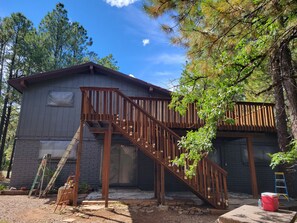 Exterior - Beautiful remodeled 3 bed 2.5 bath cabin with a huge deck backing to the forest! (Flagstaff)