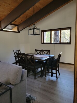Dining - Beautiful remodeled 3 bed 2.5 bath cabin with a huge deck backing to the forest! (Flagstaff)