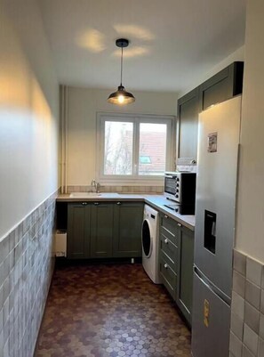 Kühlschrank, Ofen, Herdplatte, Wasserkocher