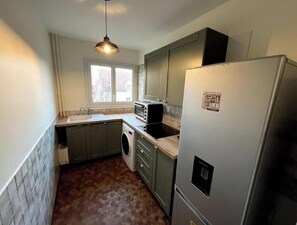 Kylskåp, ugn, spishäll och vattenkokare