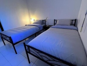 1 sovrum, skrivbord, strykjärn/strykbräda och wi-fi