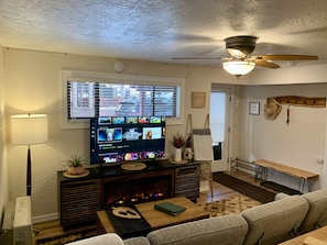 TV connectée, cheminée, jeux vidéo, livres
