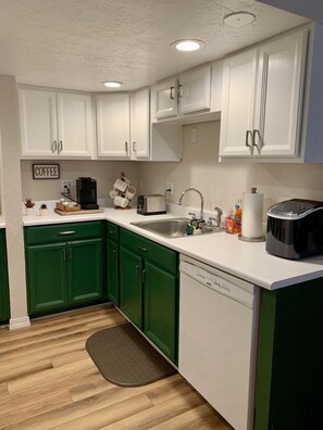 冷蔵庫、電子レンジ、オーブン、コンロ