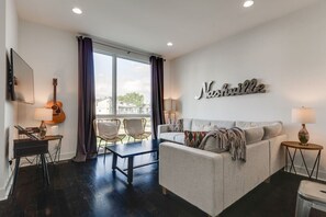 TV - Perfect 4BR • Balcony • Near 12S, Gulch & Broadway (Nashville)