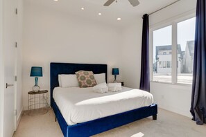 4 dormitorios, escritorio, tabla de planchar con plancha y cuna de viaje