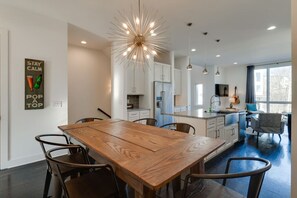 Dining - Edgehill HQ: 3 Kings | Walk to 12S | 2-Car Garage (Nashville)