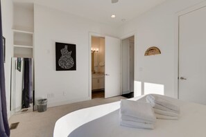 4 Schlafzimmer, Schreibtisch, Bügeleisen/Bügelbrett, Reisekinderbett