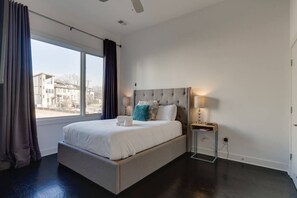 Een bureau, een strijkplank/strijkijzer, reisbedje, wifi