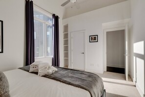 4 chambres, bureau, fer et planche à repasser, lit parapluie