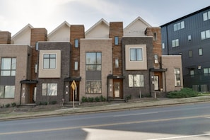 Exterior - Edgehill HQ: 3 Kings | Walk to 12S | 2-Car Garage (Nashville)