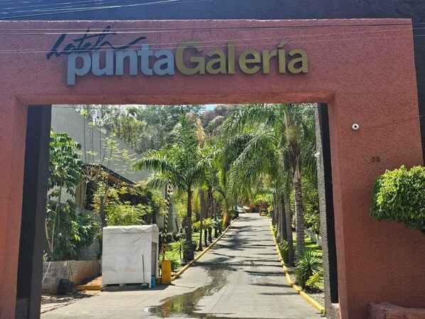Individually decorated, individually furnished, laptop workspace - HOTEL PUNTA GALERIA (Morelia)