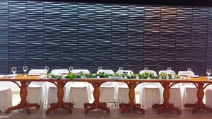 A long dining table with white chairs, set for a meal. - HOTEL PUNTA GALERIA (Morelia)