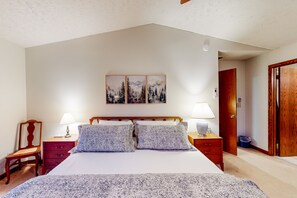 4 bedrooms, travel crib, internet, bed sheets - Adventurer's perch with lake access, Milky Way views, & hot tub - dog-friendly (Swanton)