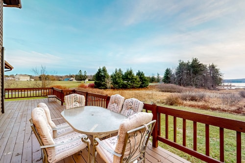 Adventurer's perch with lake access, Milky Way views, & hot tub - dog-friendly