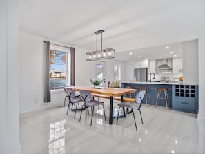 Dining - Tranquil Lakeview Oasis_Balcony_WIFI_Free Parking (Fort Erie)