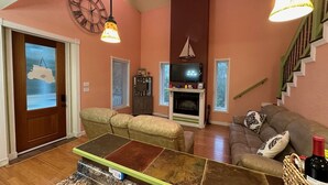 Smart TV, fireplace - 3 Bedroom House near Old Town (Bay St. Louis)