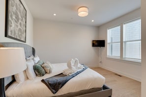 4 bedrooms, desk, iron/ironing board, travel crib