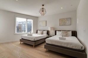 4 bedrooms, desk, iron/ironing board, travel crib - Rooftop Fun! Walk to the Gulch/12st S nr Broadway! (Nashville)