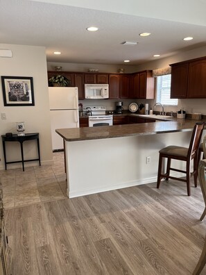 Fridge, microwave, oven, stovetop - Lake Sumter Landing Gem (The Villages)