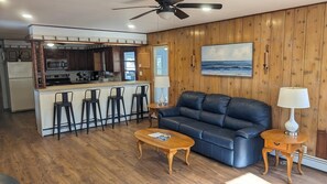 Smart TV, table football - Quiet pet friendly country home a few miles from Lake Erie & Cedar Point (Berlin Heights)