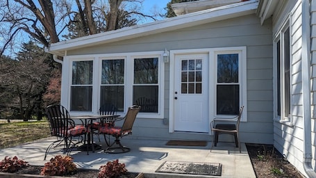 Outdoor dining. Quiet pet friendly country home a few miles from Lake Erie & Cedar Point