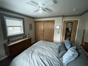 3 bedrooms, desk, iron/ironing board, free WiFi