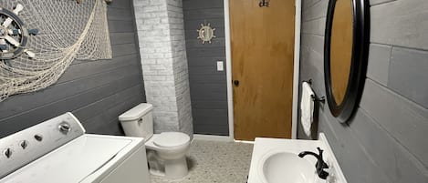 Secador de pelo, toallas, jabón, shampoo