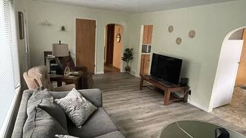 Smart-TV, DVD-Player, Bücher, Arbeitsbereiche