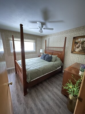 3 quartos, escrivaninha, ferros/tábuas de passar roupa